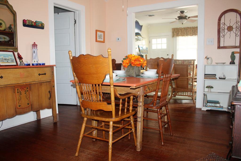 Coronado Palms Coastal Cottageガルベストン エクステリア 写真