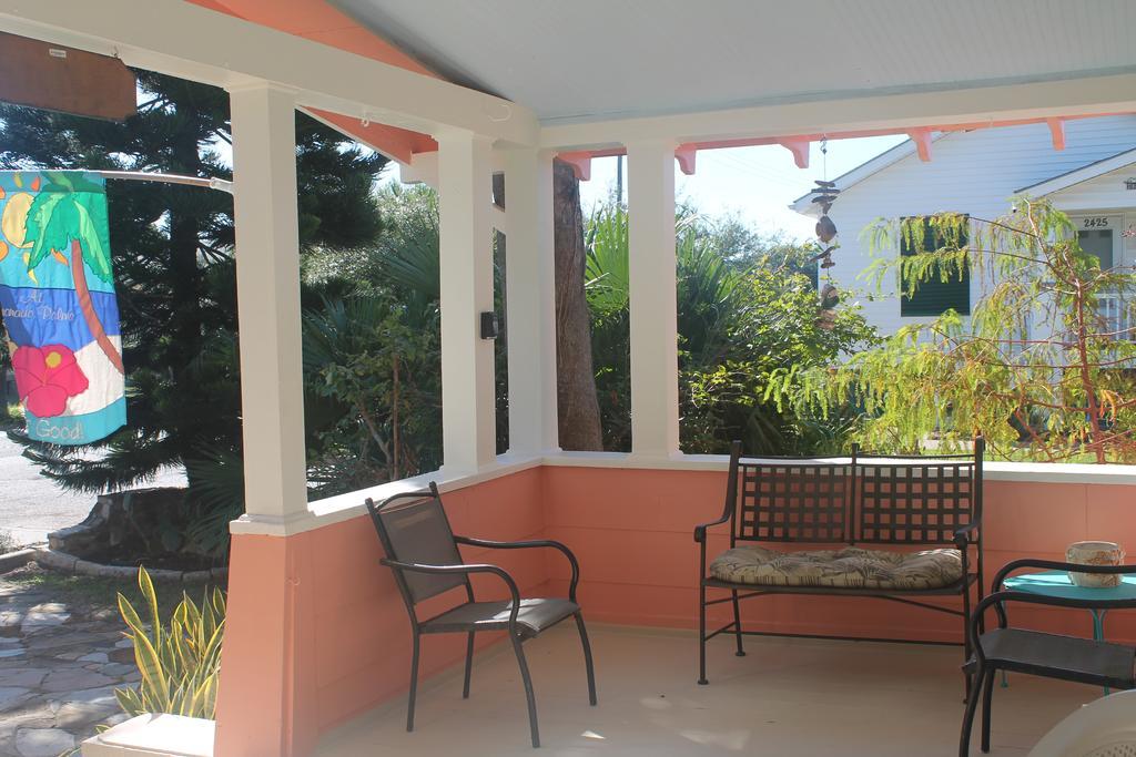 Coronado Palms Coastal Cottageガルベストン エクステリア 写真